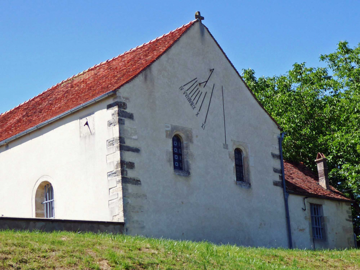 Cadran solaire sur la façade de l'église - Chassey