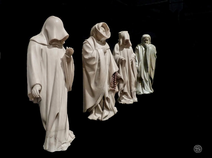  Les Pleurants, petits personnages en albâtre qui entourent le tombeau de Philippe le Hardi (montage).Musée des beaux arts - Dijon