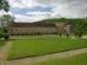 L'abbaye de Fontenay.  Sur la droite, l'église abbatiale. Vers la gauche de l'église, le bâtiment conventuel avec le dortoir en étage et la salle capitulaire et le scriptorium au rez de chaussée.