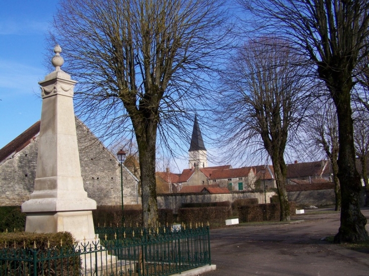 Monument place de la mairie - Villaines-en-Duesmois