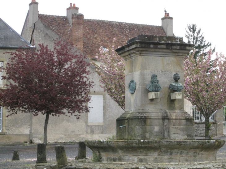 MONUMENT PLACE DE L'EGLISE CERCY LA TOUR - Cercy-la-Tour