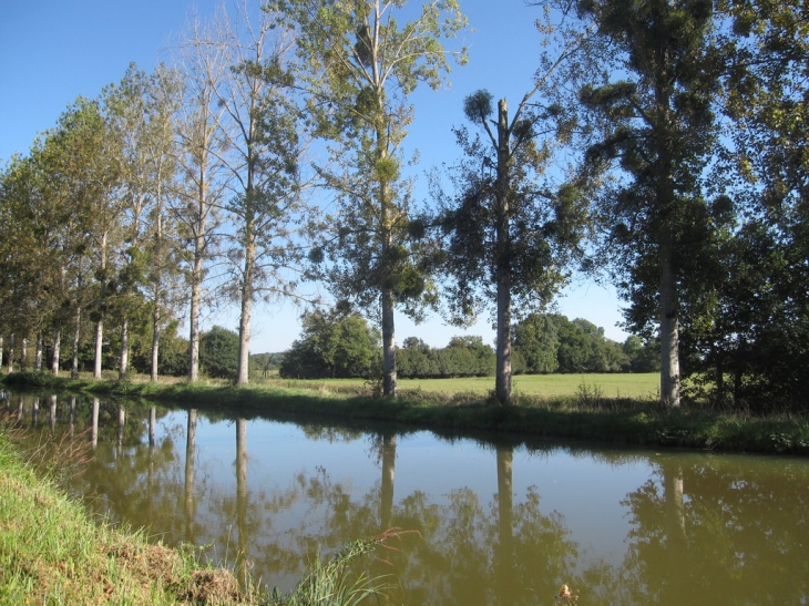 LE CANAL DU NIVERNAIS A CERCY - Cercy-la-Tour