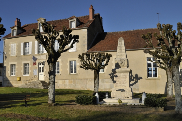 Mairie et monuments aux Morts - Menou