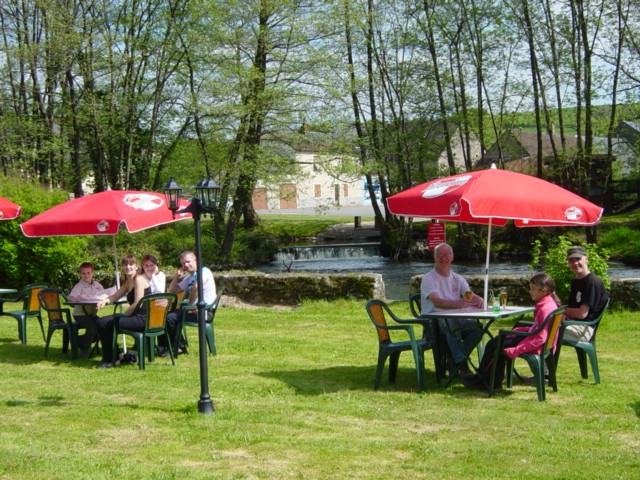 Terrasse herbée du Restaurant de l'Aqueduc au bor de la rivière l'Yonne 1ère Catégorie - Montreuillon