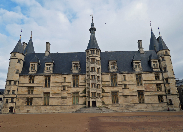 La façade du palais ducal - Nevers