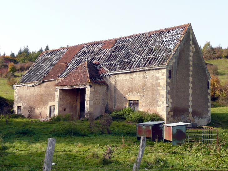 Grange abandonnée au hameau le petit poisson - Poiseux