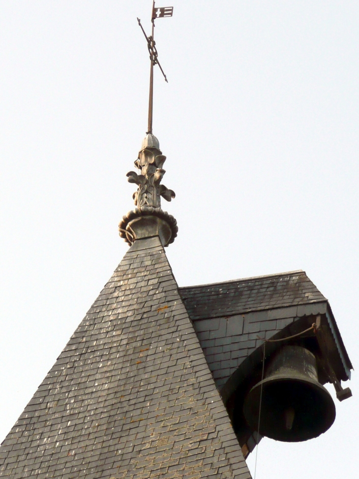 Clocheton sur l'une des tours de l'église Saint-pierre - Varzy