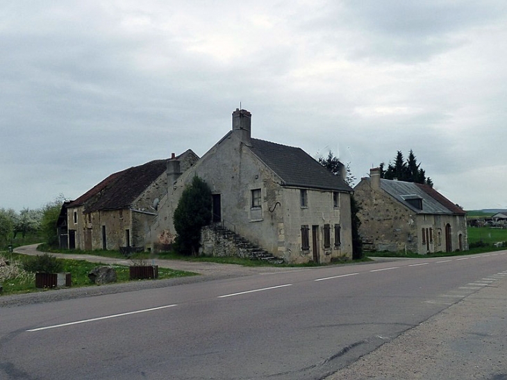 Maisons au bord de la route - Villiers-le-Sec