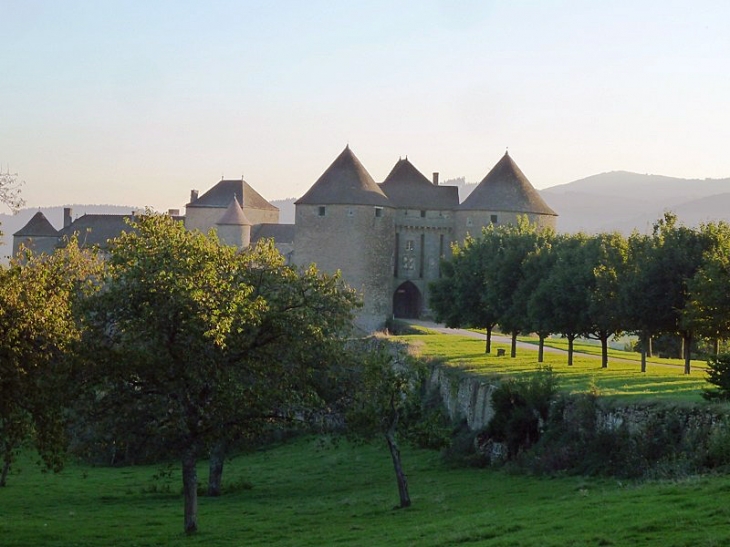 L'entrée du château - Berzé-le-Châtel