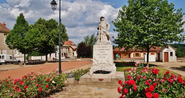 Monument aux Morts - Chenay-le-Châtel