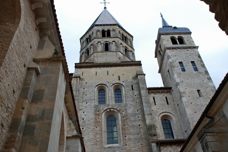 Le clocher de l'Eau Bénite et le clocheton de l'Horloge vus depuis l'intérieur de l'abbaye. - Cluny
