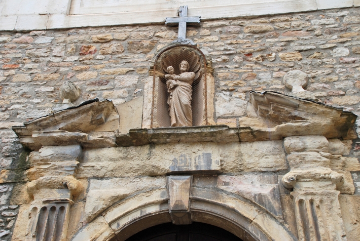 Sur la rue de la poste La statue de St. Joseph au dessus de la porte du couvent des sœurs de St. Joseph de Cluny