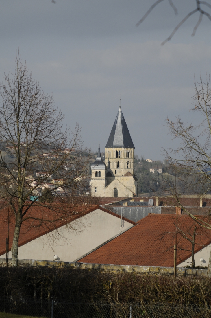 Le clocher de l'Eau Bénite et lepetit clocher de l'Horloge vus depuis le Fouettin. - Cluny