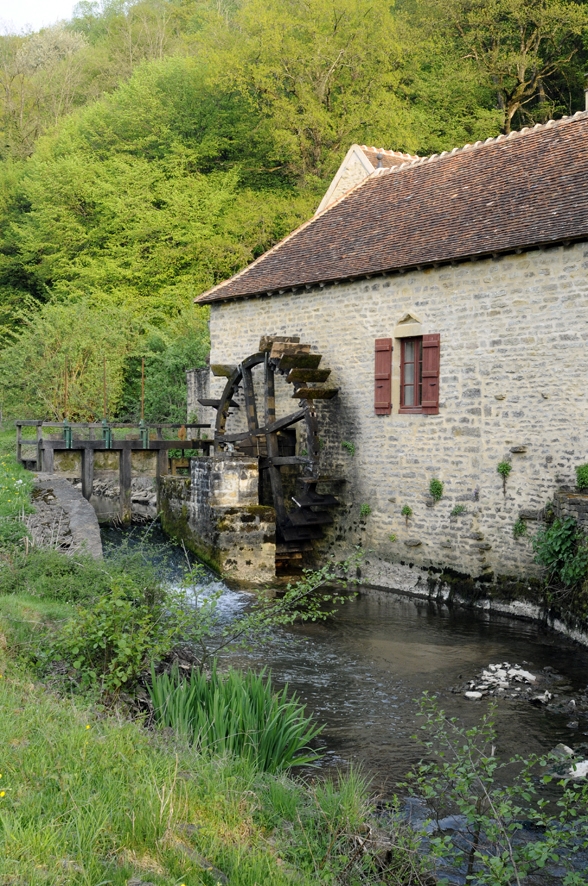 Moulin de Corsenier. La roue à aubes - Genouilly