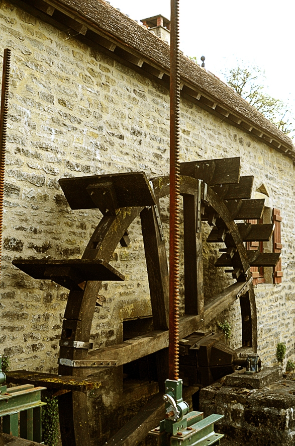 Moulin de Corsenier. La roue à aubes détail. - Genouilly