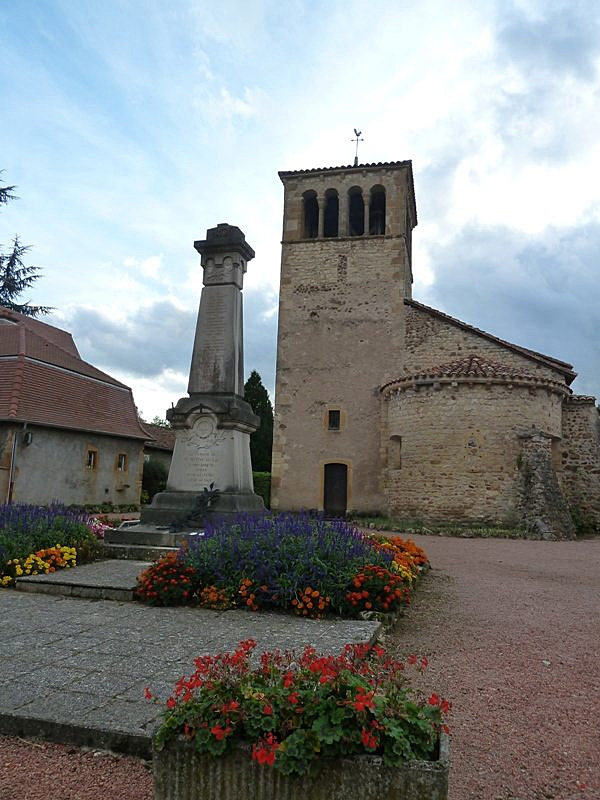 L'église et le monument aux morts - Saint-Martin-du-Lac