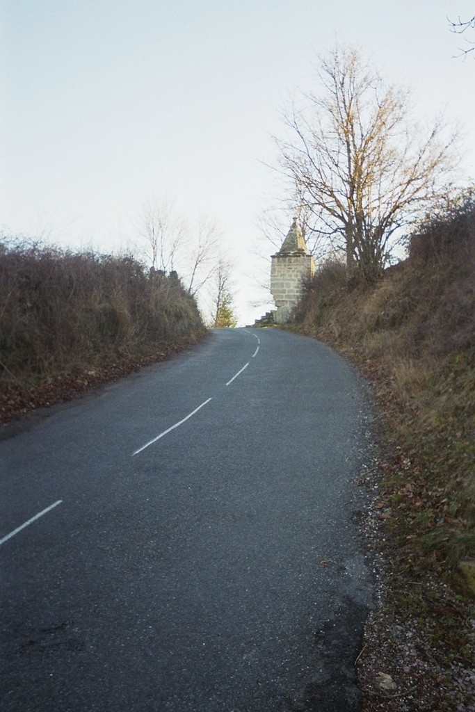 L'entrée du village  en haut l'oratoire der belle-Croix - Uchon