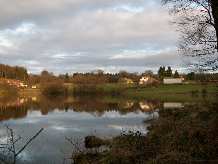 Le hameau de vauvillard et son étang - Uchon