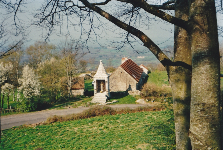 L'Oratoire de Belle-croix vue du château - Uchon