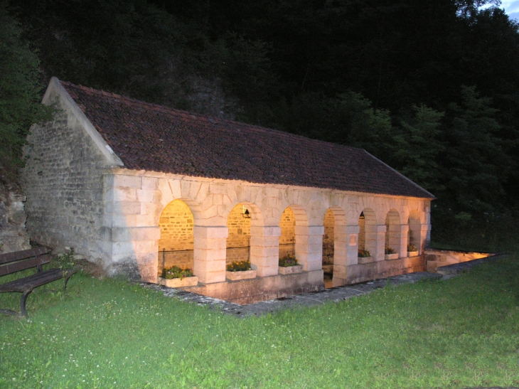 Lavoir aux sept arcades édifié en 1825 alimenté par la source de Champeau - Aisy-sur-Armançon