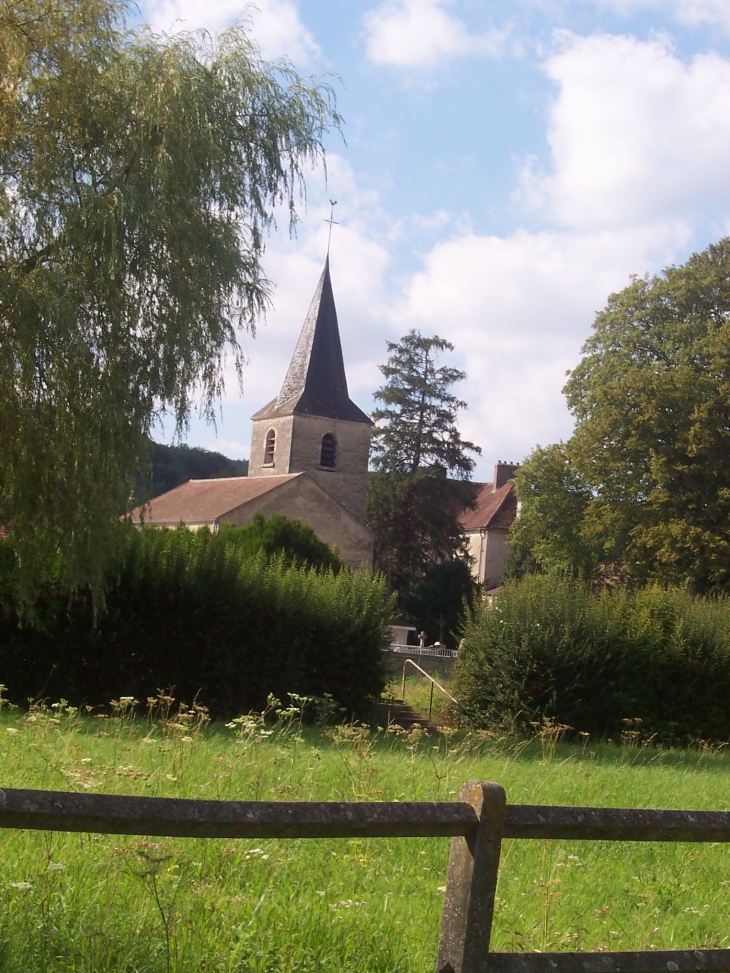 Eglise d'Aisy-sur-Amançon vue d'un pré - Aisy-sur-Armançon