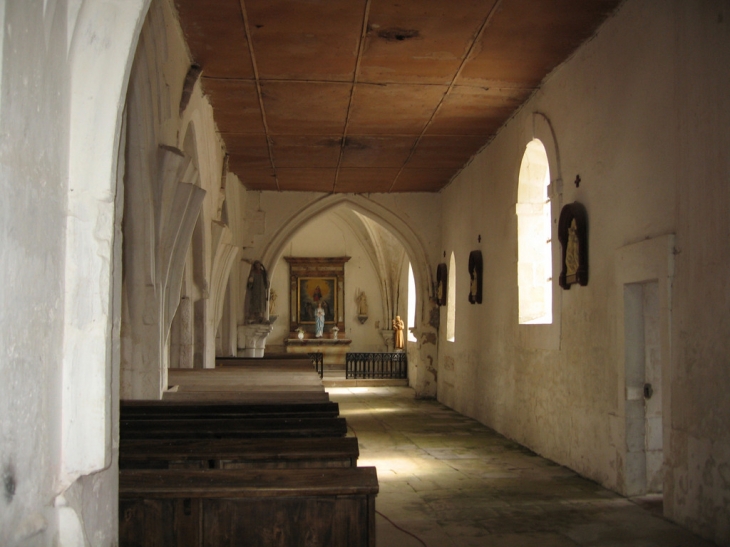 Bas coté de l'église - Charentenay