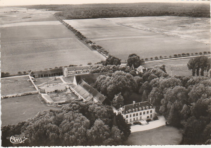 Vue aérienne de l'ancienne abbaye de Vauluisant (ferme modèle) à Courgenay(89190)