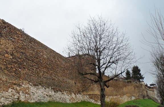 Les remparts du 13 e siècle et au loin la guimbarde  - Joigny