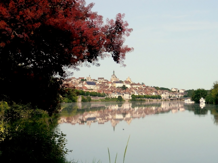 Joigny (Yonne) au loin, vue d'Epizy.