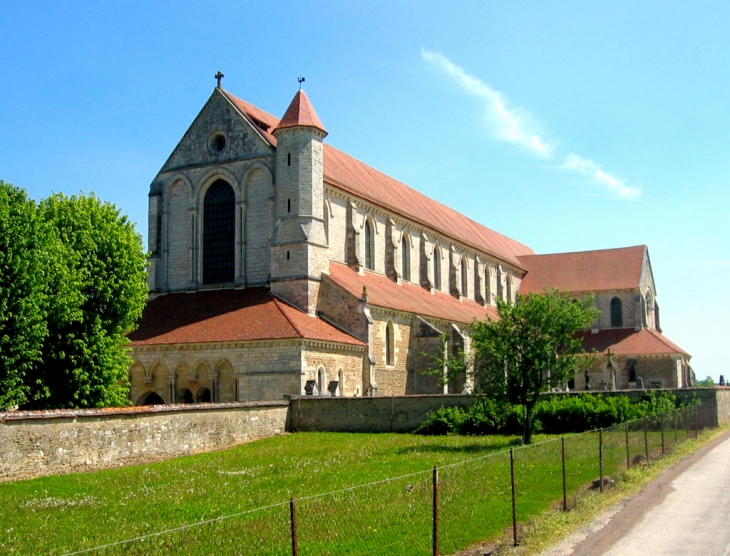 Cette abbaye est la plus grande église cistercienne de France - Pontigny