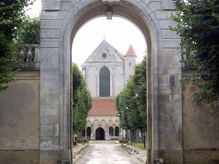 L'entrée de l'abbaye - Pontigny