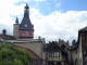 Photo suivante de Saint-Fargeau vue sur  la lour de l'horloge et maisons médiévales