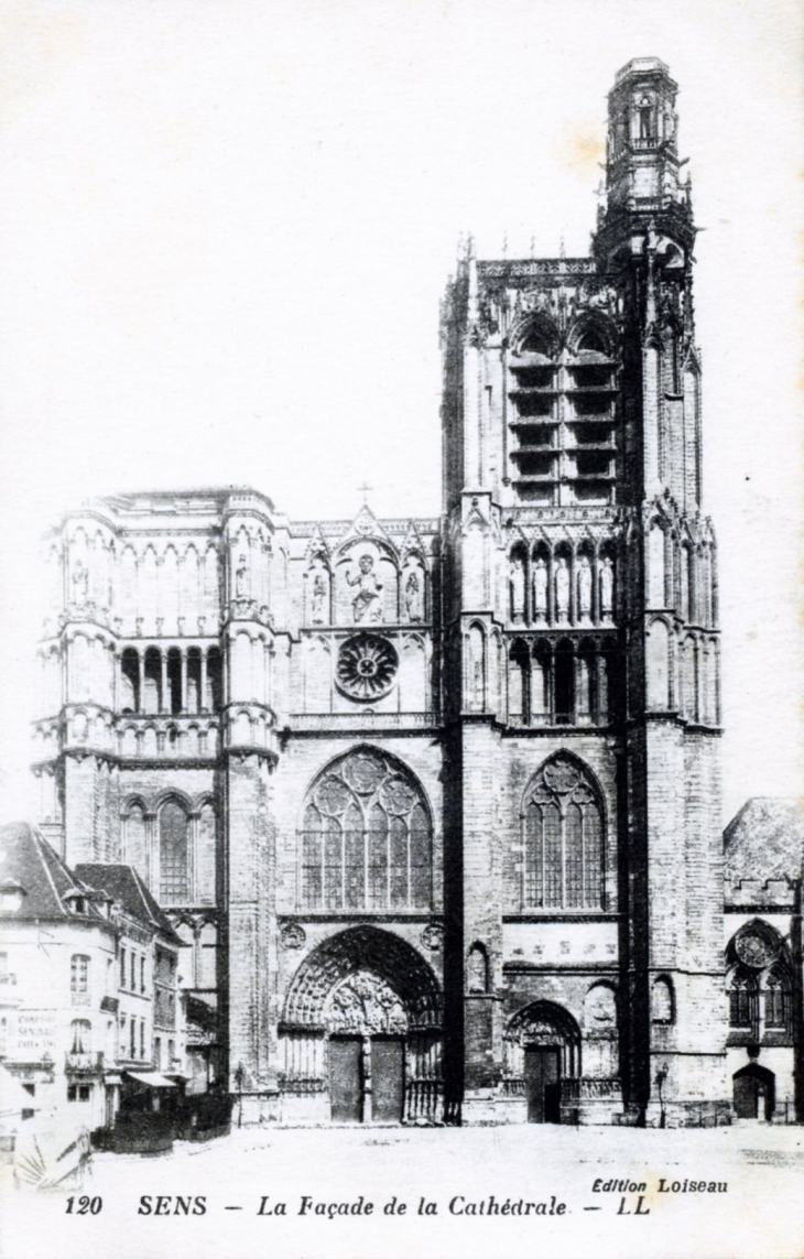 La façade de la Cathédrale, vers 1920 (carte postale ancienne). - Sens
