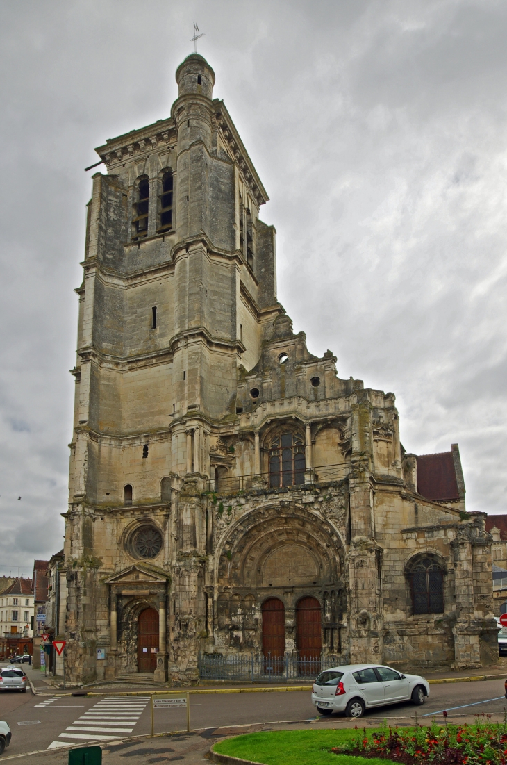 L'église Notre-Dame. Elle compte plusieurs époques, du XIIIème au XVIème siècle.  Le choeur est du XIIIème, le clocher du XVIIème. L'église a été en partie reconstruite après les bombardements de la seconde guerre mondiale. - Tonnerre