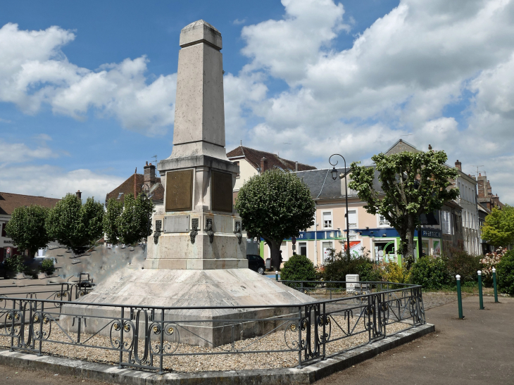 Place de la Liberté : le monument aux morts - Villeneuve-l'Archevêque