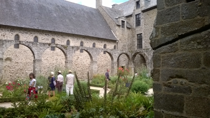 Le jardin du cloître; Abbaye de Léhon