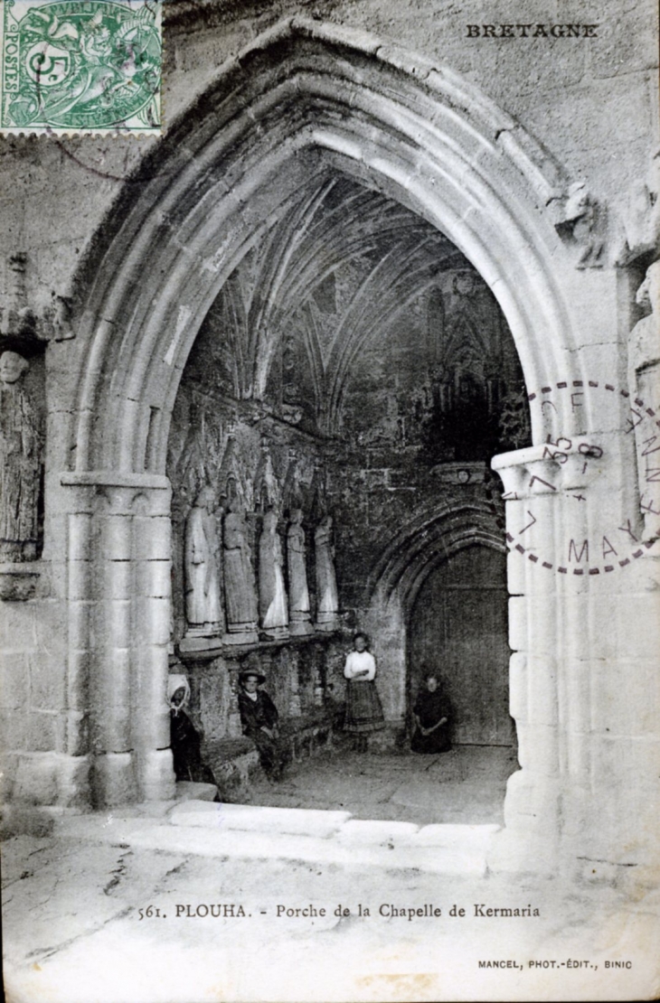Porche de la Chapelle de Kermaria, vers 1907 (carte postale ancienne). - Plouha