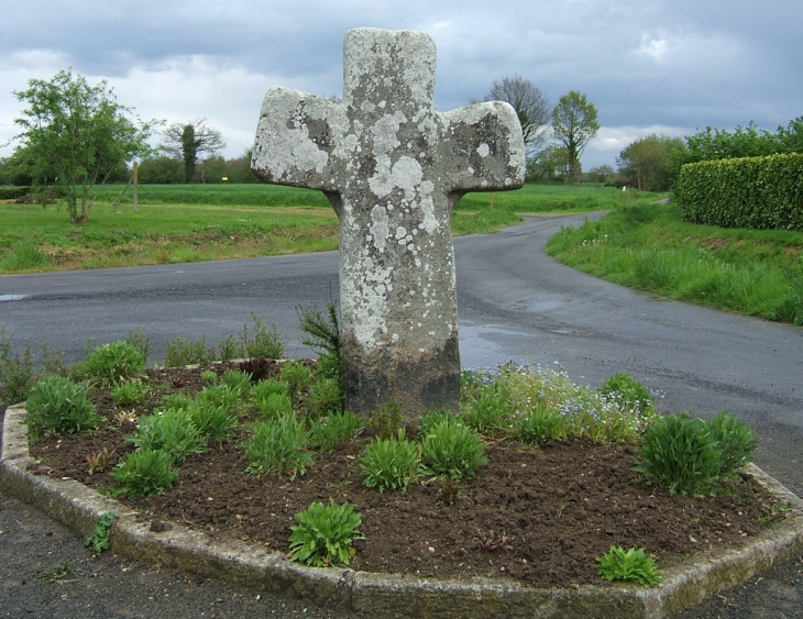 La croix monolithe de SAINT-QUENEUC - Quessoy