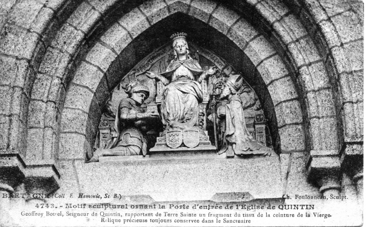 Motif scultural ornant la Porte d'entrée de l'Eglise (carte postale de 1928) - Quintin