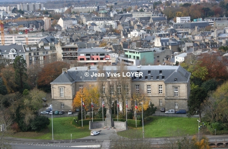 Saint-Brieuc vue de la tour d'Armor sur la terrasse du 19e et dernier étage à une hauteur de 50 mètres sur le palais de justice