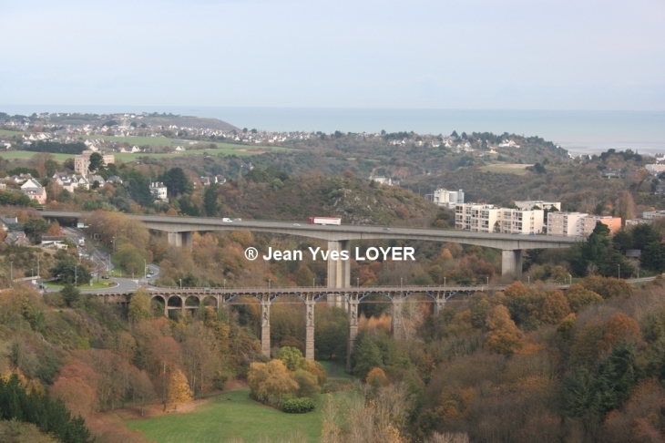 Saint-Brieuc vue de la tour d'Armor sur la terrasse du 19e et dernier étage à une hauteur de 50 mètres sur le pont de Toupin et de la Vallée du Gouédic