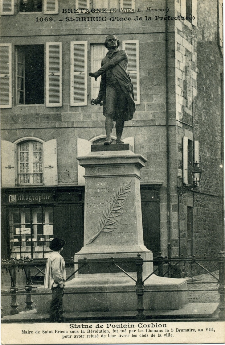 Statute de Poulain-Corbion - Maire de St Brieuc sous la révolution, fut tué par les Chouans le 5 Brumaire, au VIII, pour avoir refusé de leur livrer les clefs de la ville (carte postale de 1910) - Saint-Brieuc