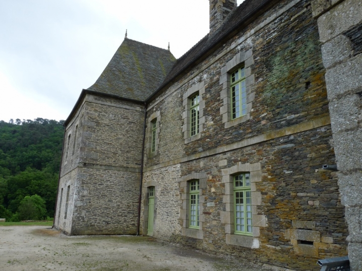 La partie rénovée de l'abbaye - Saint-Gelven