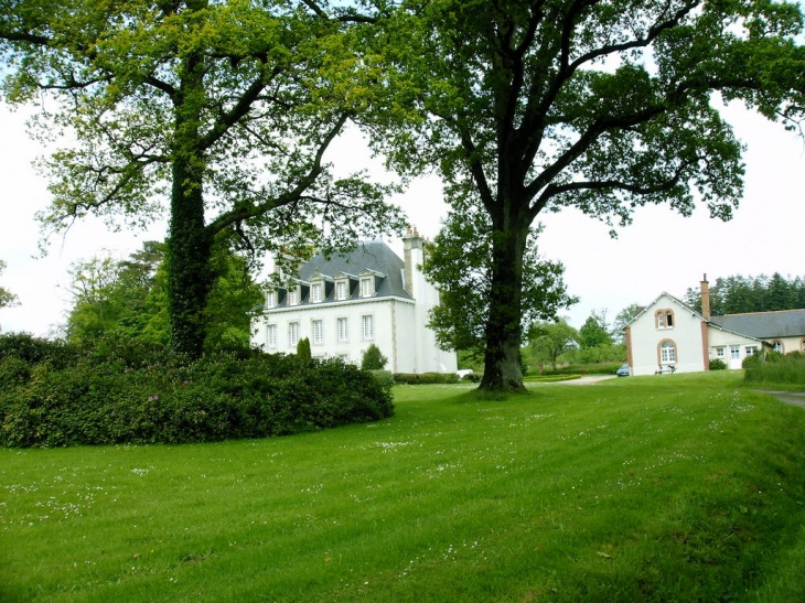 Chateau de la Hardouinais et la maison du garde - Saint-Launeuc