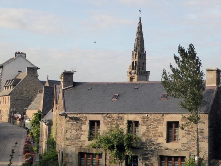 Le clocher vu du village - Saint-Michel-en-Grève