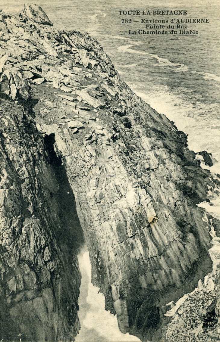 Dans les environs. Pointe du Raz, la Cheminée du Diable (carte postale de 1940) - Audierne