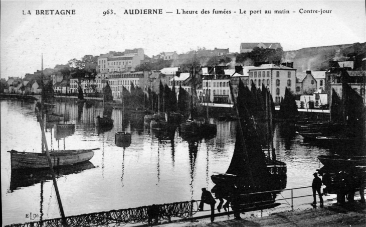 L'heure des fumées - Le port au matin - contre jour, vers 1920 (carte postale ancienne). - Audierne