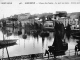 L'heure des fumées - Le port au matin - contre jour, vers 1920 (carte postale ancienne).