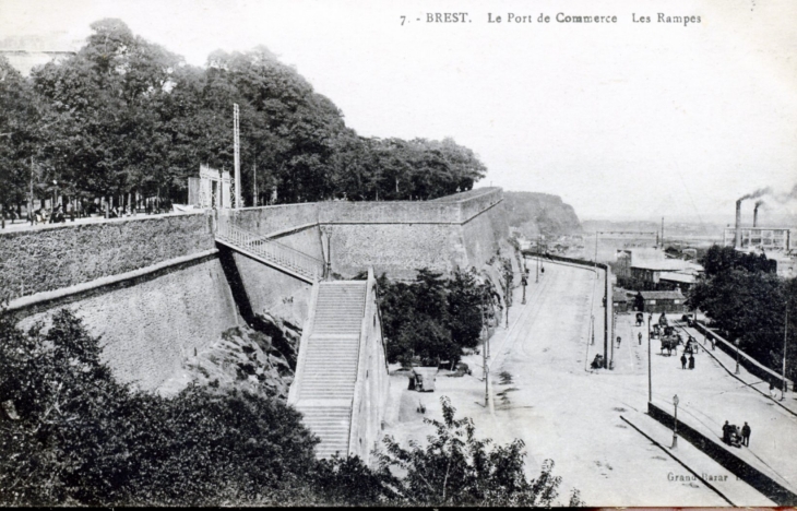 Le port de commerce - Les rampes, vers 1920 (carte postale ancienne). - Brest