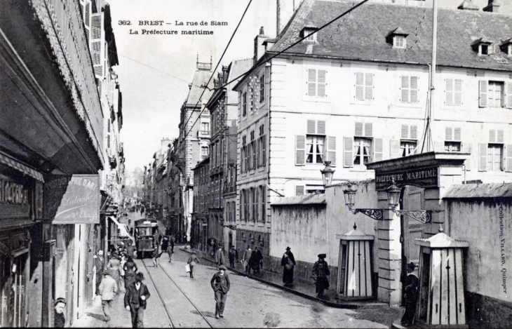 La rue de Siam - La préfecture maritime, vers 1925 (carte postale ancienne). - Brest